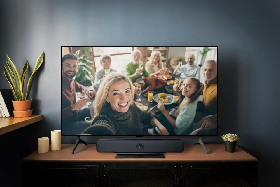 Axtel Videobar AX-4K-VB 4K, unghi 120 grade, 5 microfoane, USB-A lifestyle