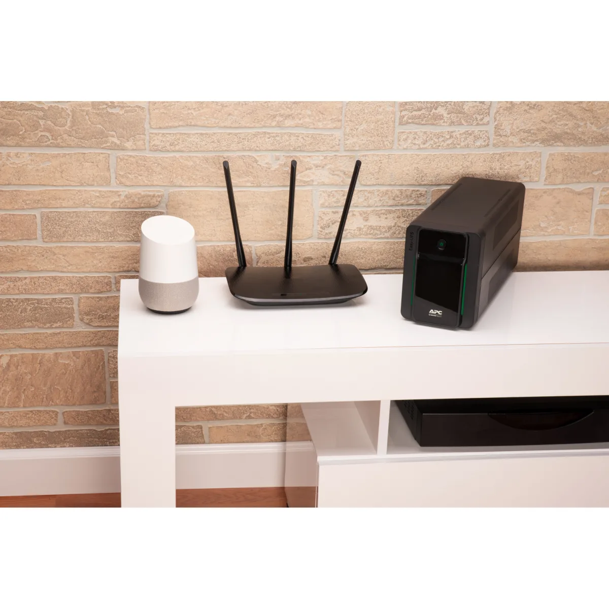 APC BVX900LI-GR Easy UPS Tower, Line-Interactive 900VA / 480W, intrare: Schuko, iesi angle