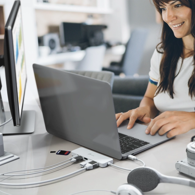 j5create USB-C MULTI-PORT HUB WITH POWER/DELIVERY 
