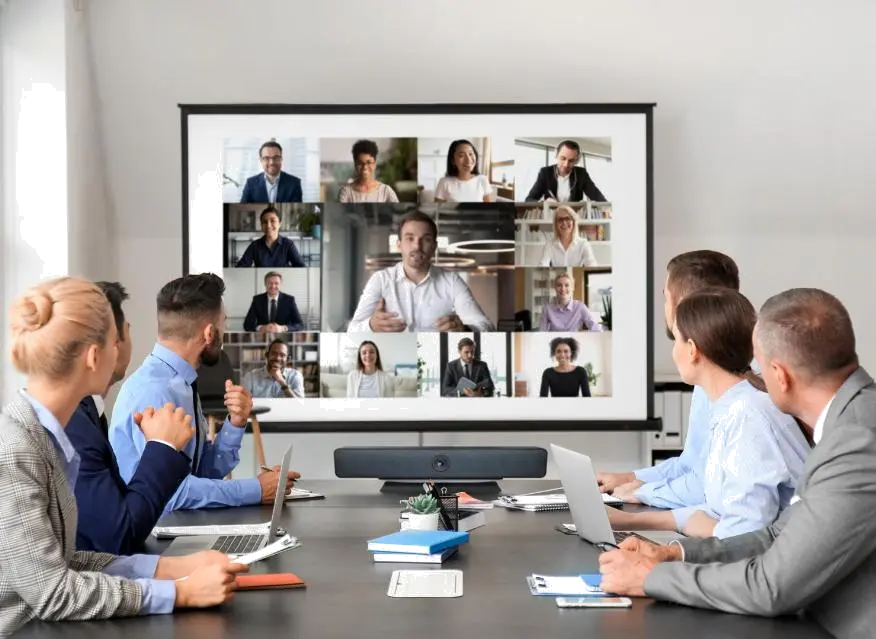 Axtel Videobar AX-4K-VB 4K, unghi 120 grade, 5 microfoane, USB-A lifestyle