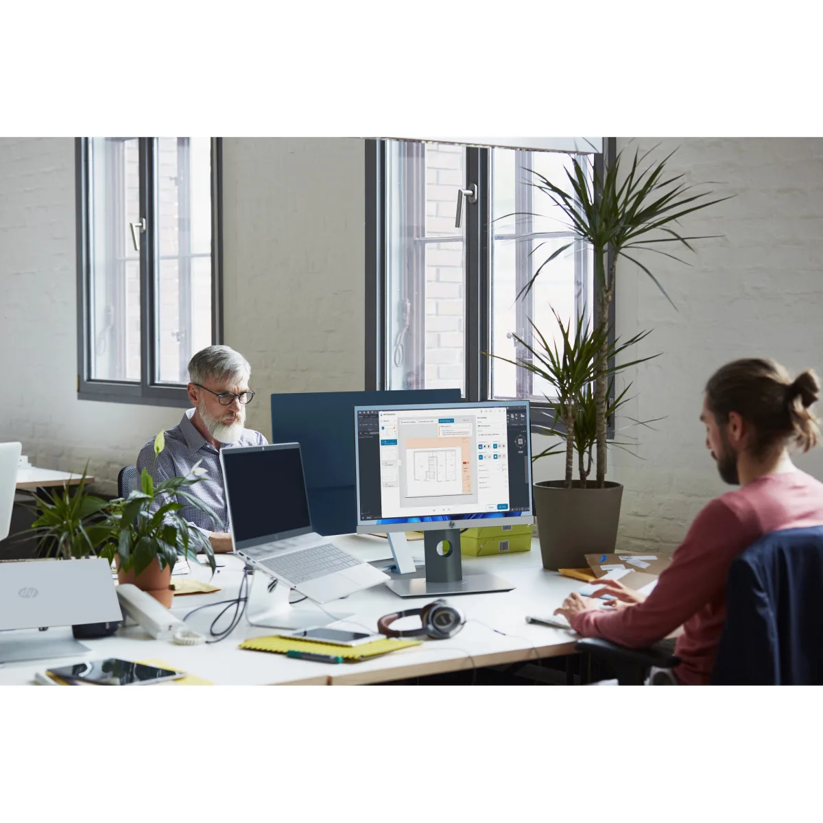 HP DesignJet T650 plotter A1 24 inch cu stand (5HB08A) lifestyle